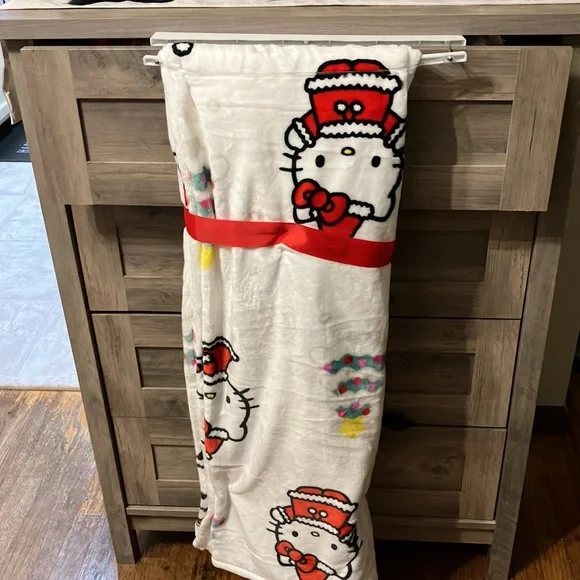 ONLY 1 LEFT! NWT 2023 HELLO KITTY PLUSH CHRISTMAS TREE CHRISTMAS THROW BLANKET - Picture 7 of 9